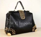 Bolsa Preta com ferragens douradas